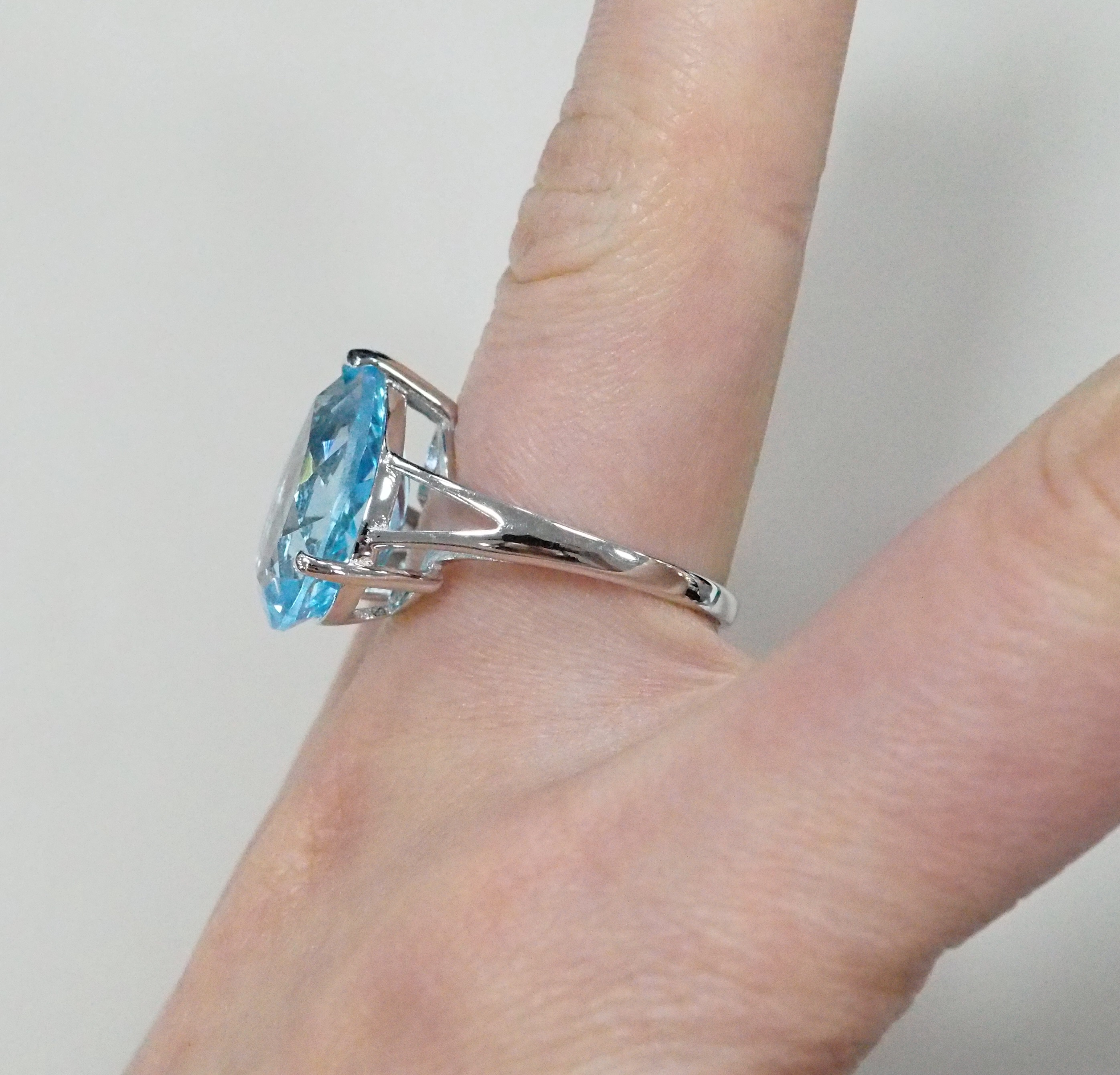 Серебряное кольцо с топазом